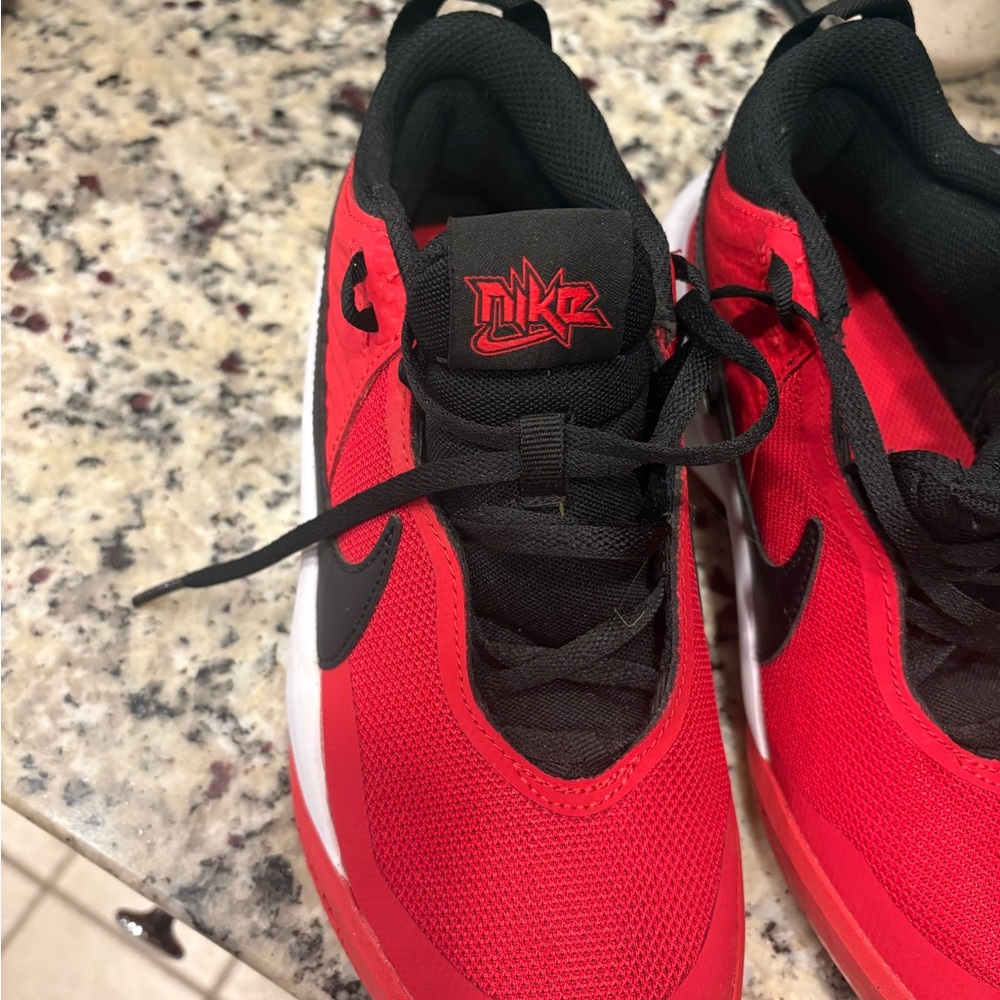 Brand New Nike Boys Hustle DX Red and Black Sneakers size 4Y - Picture 4 of 6